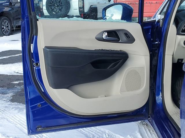 Used 2021 Chrysler Pacifica Touring-L FWD image 21