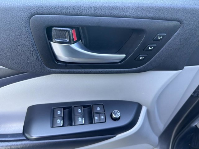 Used 2019 Toyota Highlander Limited AWD/4WD image 9