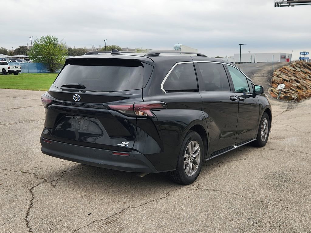 Used 2024 Toyota Sienna XLE image 4