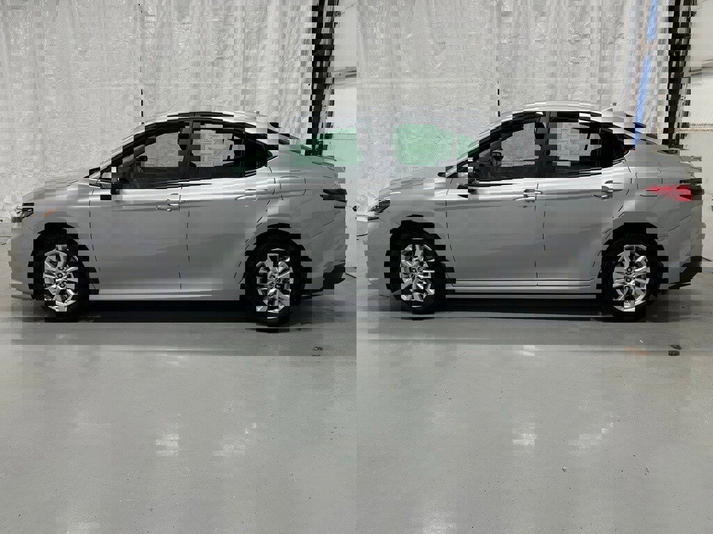 Used 2025 Toyota Camry LE image 4