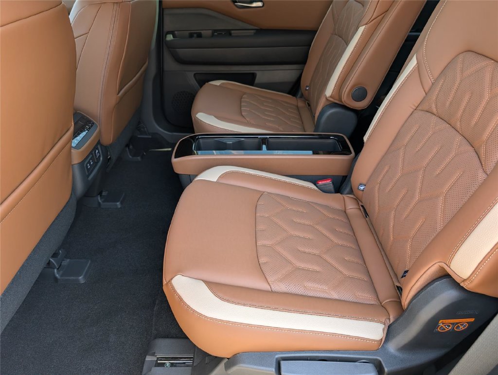 New 2026 Nissan Pathfinder Platinum FWD image 16