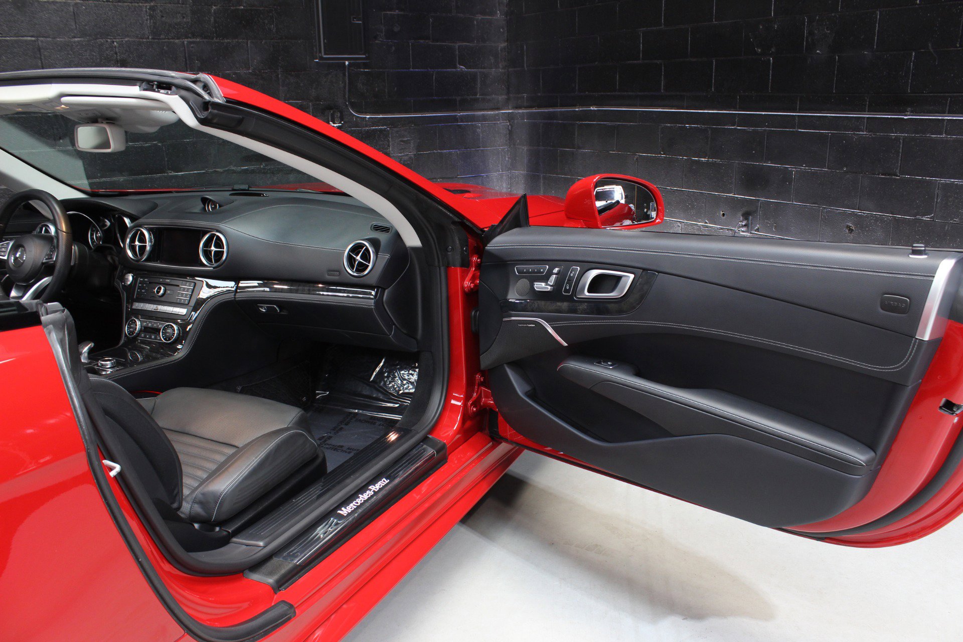 Used 2017 Mercedes-Benz SL 550 w/ Driver Assistance Package image 30