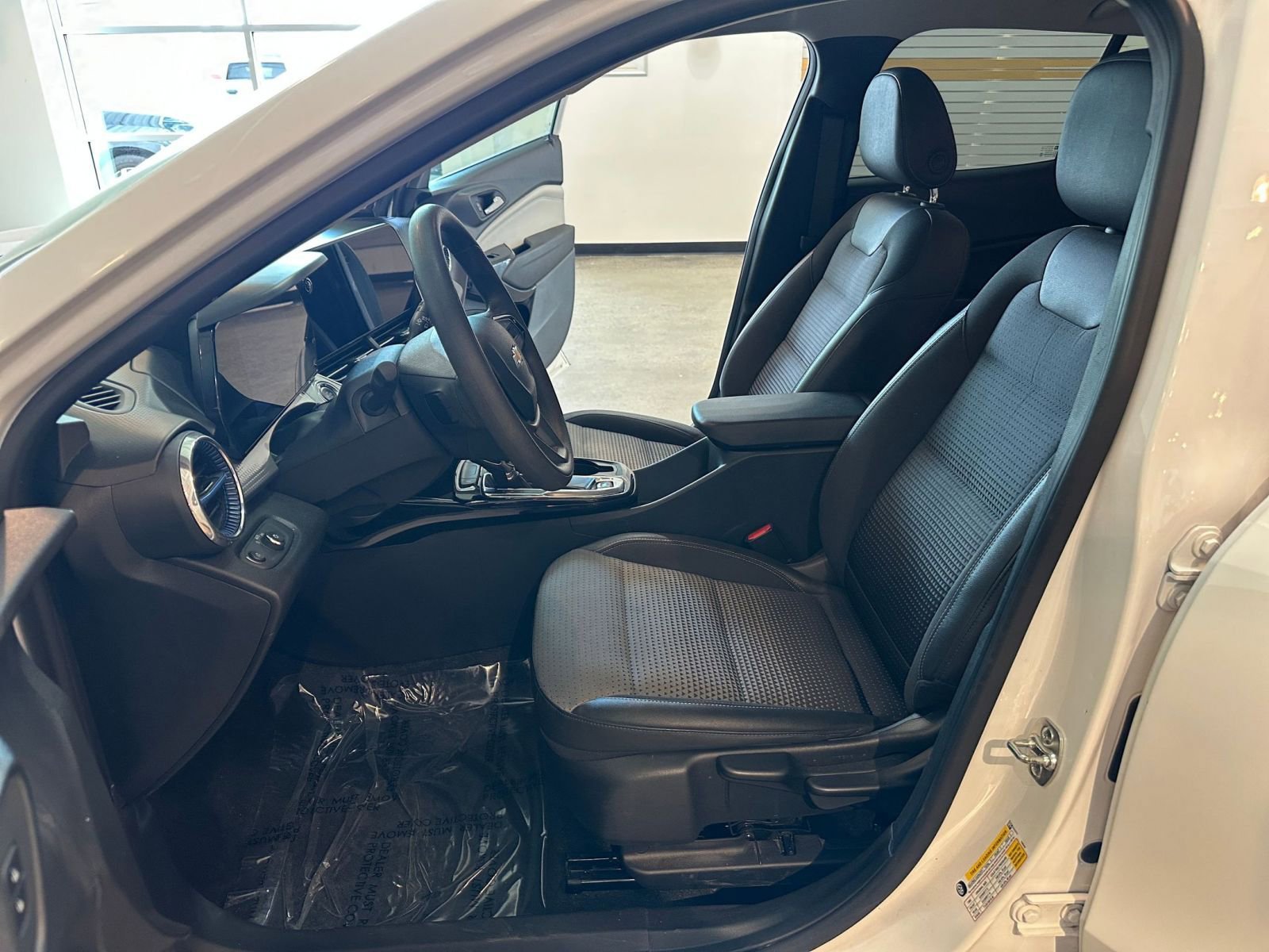 Used 2025 Chevrolet Trax LT FWD image 25