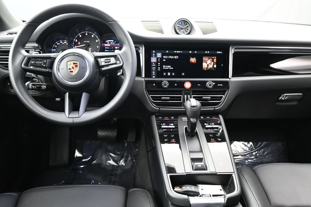 Used 2025 Porsche Macan AWD/4WD image 8