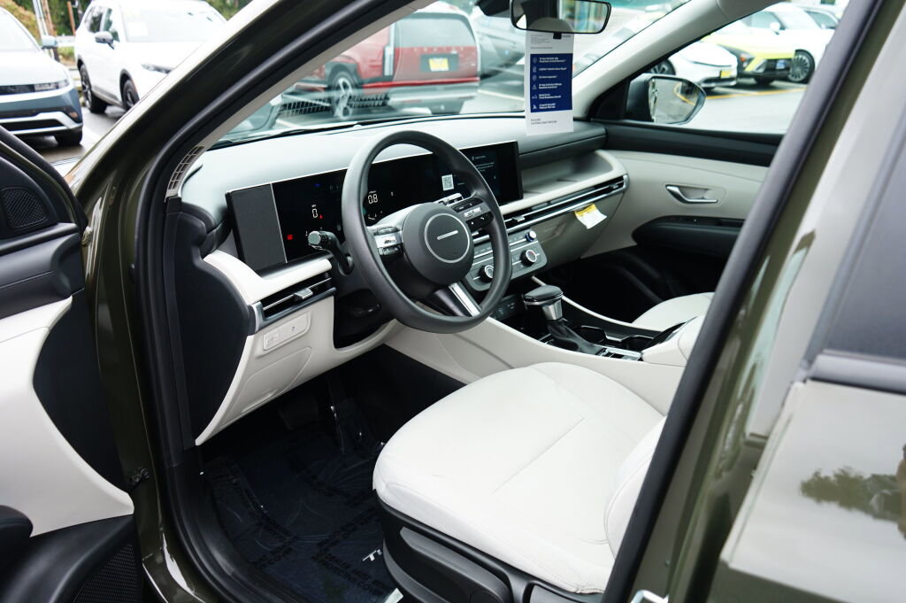 Certified 2025 Hyundai Tucson SE FWD image 16