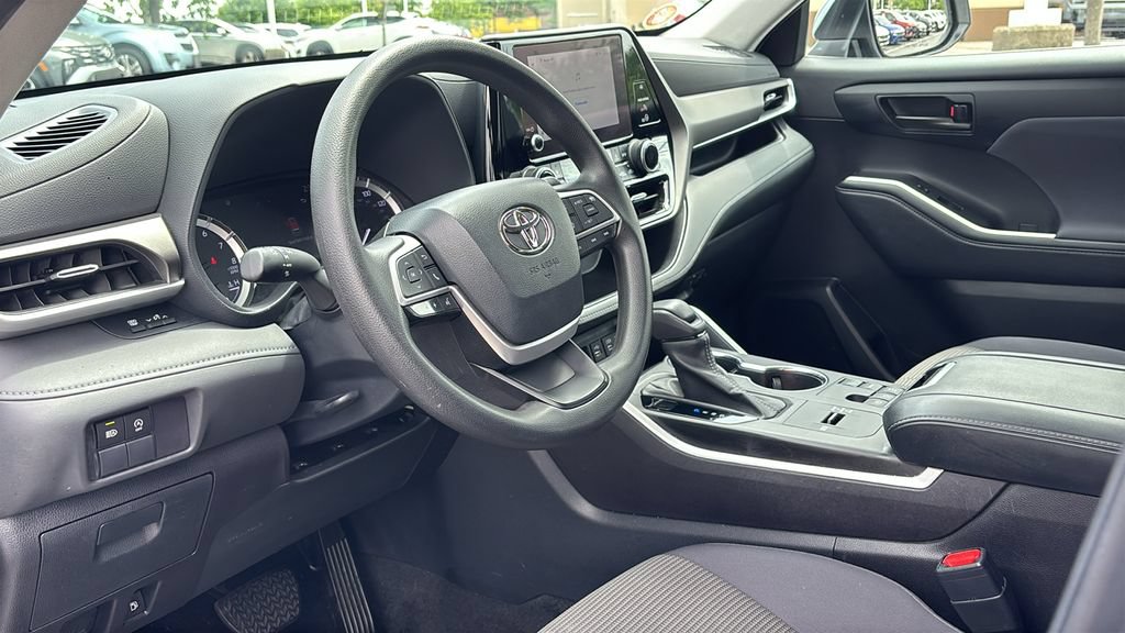 Used 2023 Toyota Highlander L FWD image 25