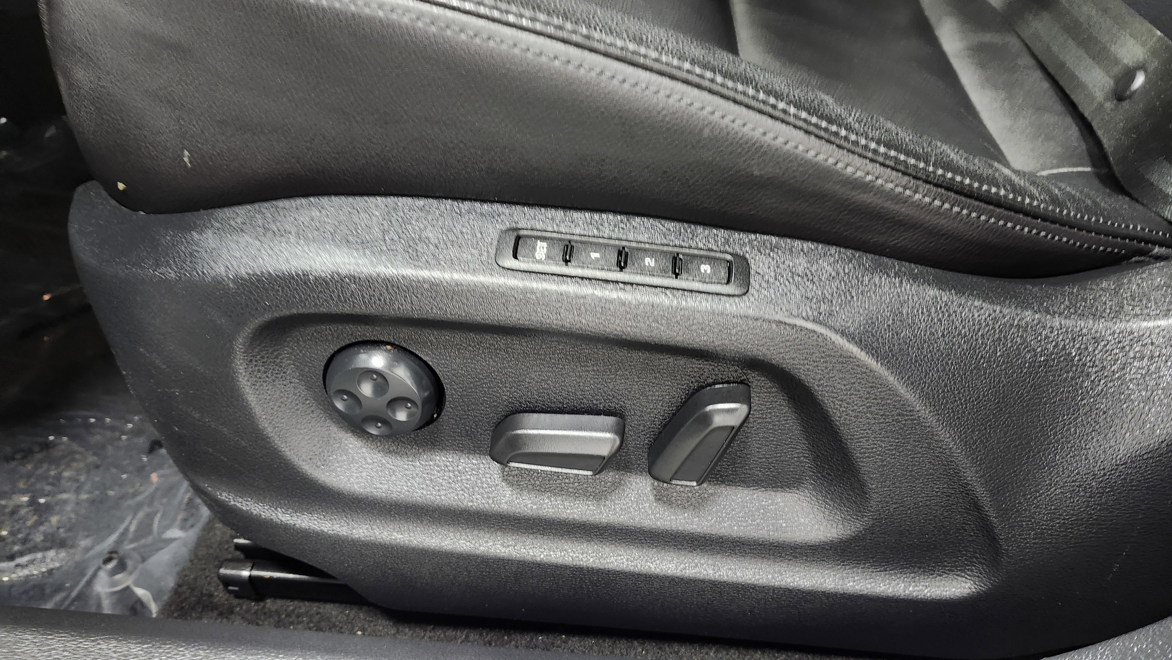 Used 2017 Volkswagen Tiguan SEL image 23