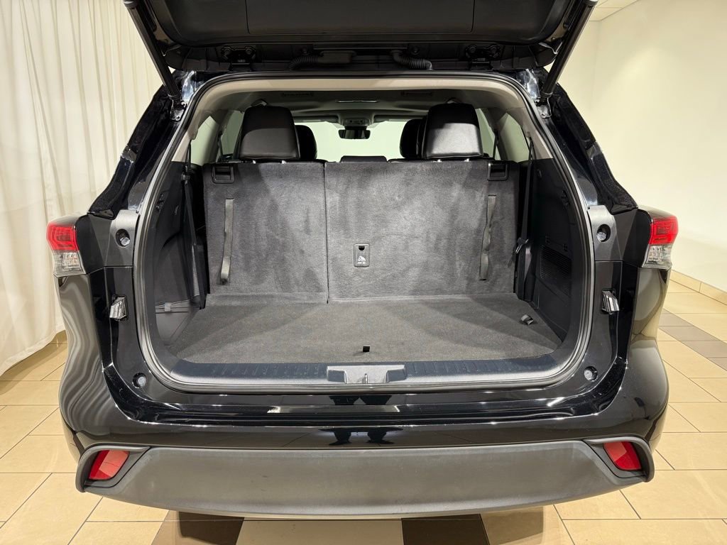Used 2022 Toyota Highlander XLE AWD/4WD image 11