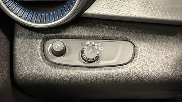 Used 2025 Chevrolet Trax LT FWD image 34