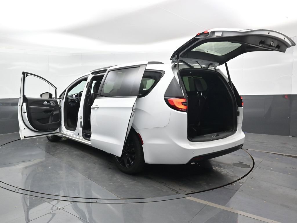 Used 2025 Chrysler Pacifica Limited image 56