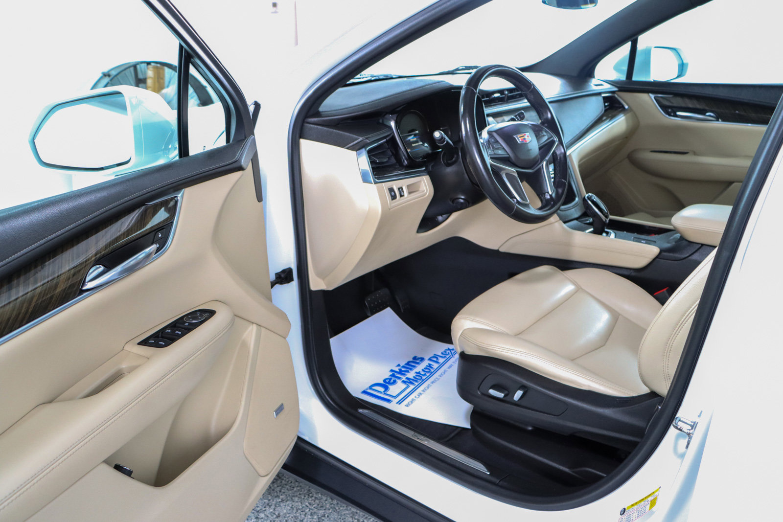 Used 2018 Cadillac XT5 FWD w/ LPO, Wheel Lock Package image 3