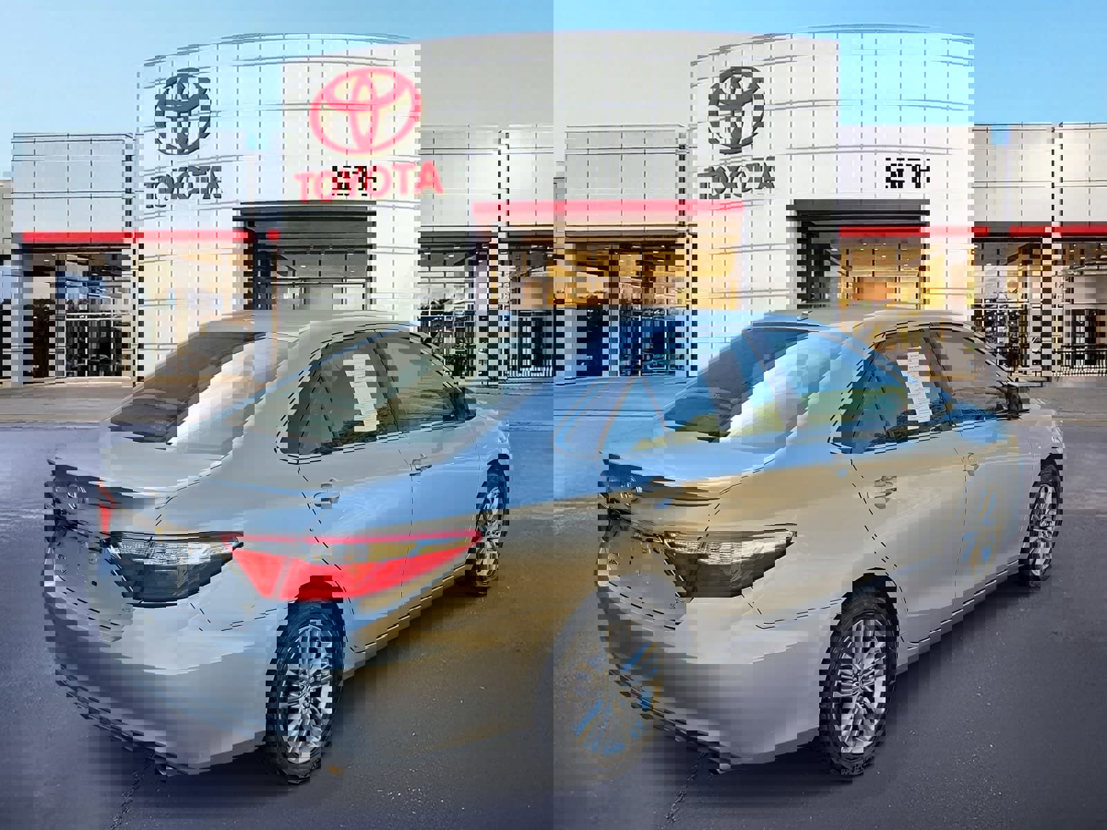 Used 2015 Toyota Camry SE w/ Moonroof Package image 5