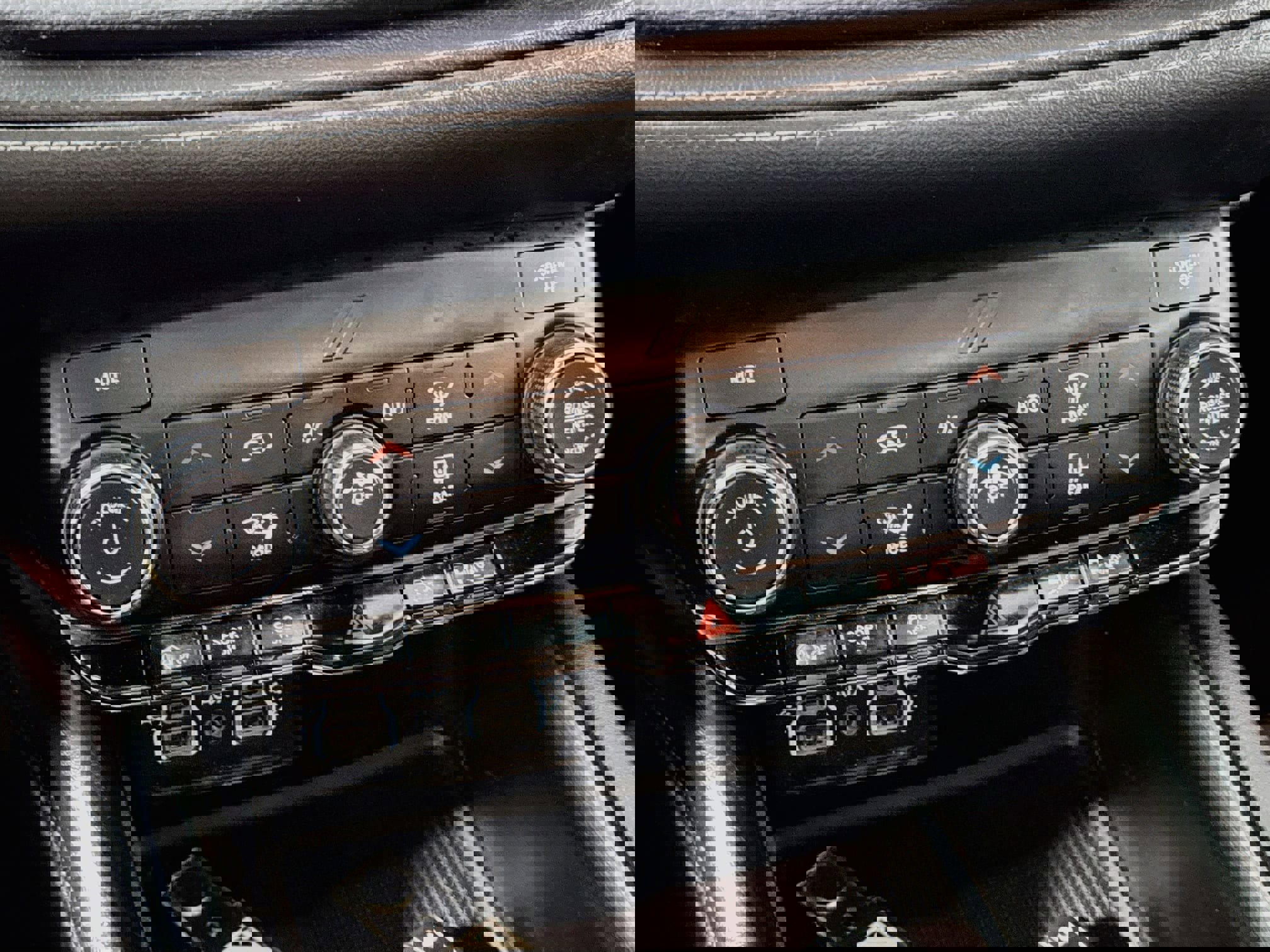 Used 2022 Dodge Durango SXT w/ Blacktop Package AWD/4WD image 17