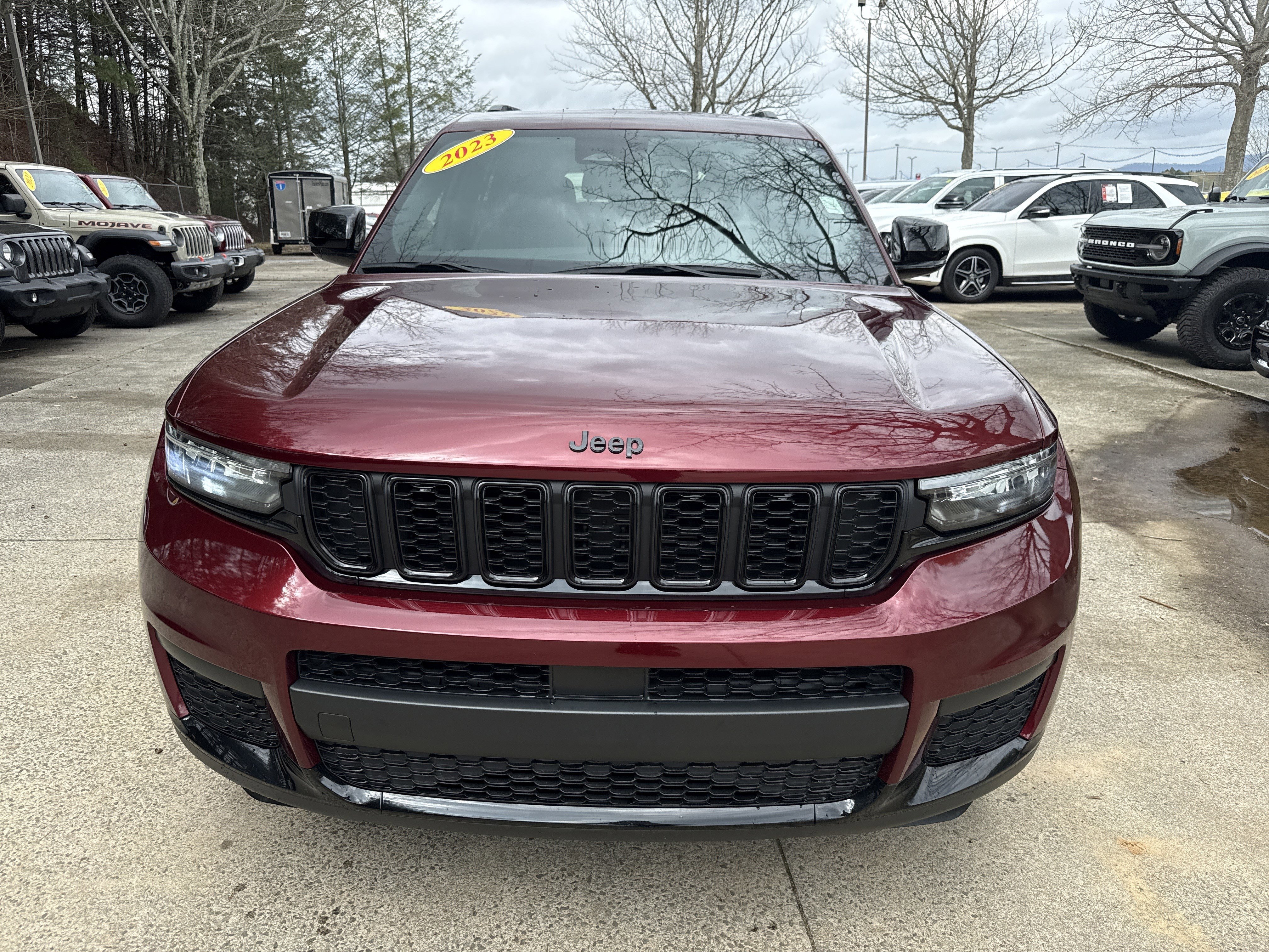Used 2023 Jeep Grand Cherokee L Laredo image 2