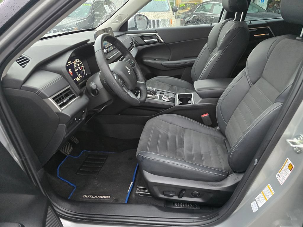 Used 2023 Mitsubishi Outlander 4WD Plug-In Hybrid image 16