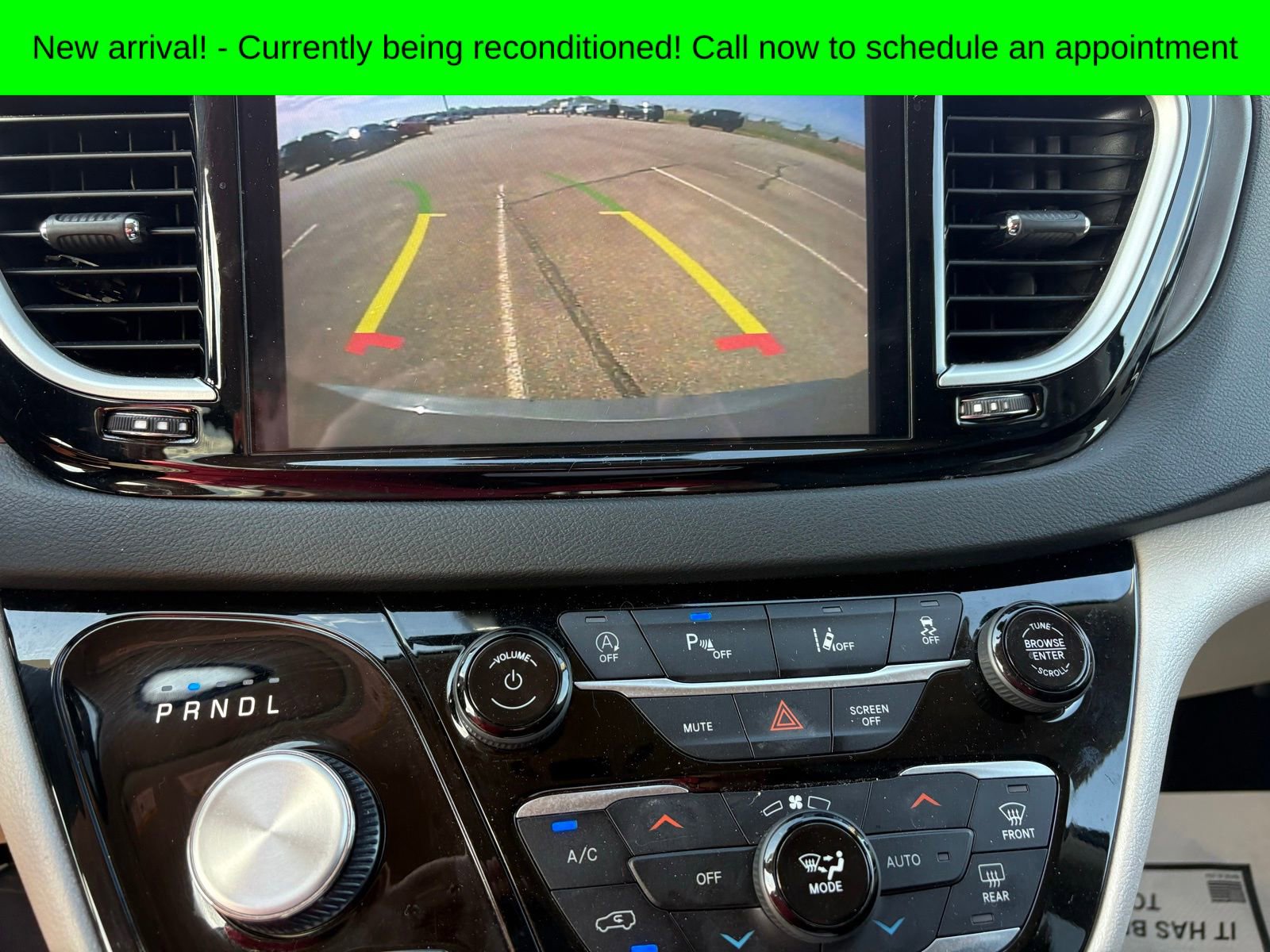 Used 2023 Chrysler Pacifica Touring-L image 11