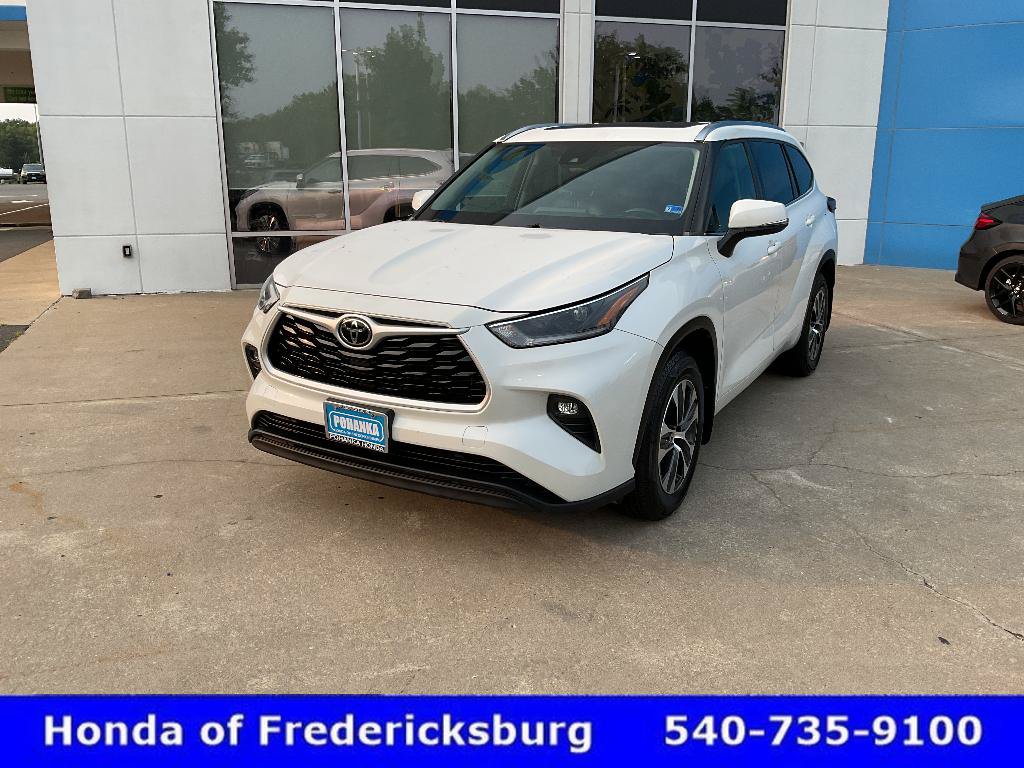 Used 2021 Toyota Highlander XLE AWD/4WD image 2