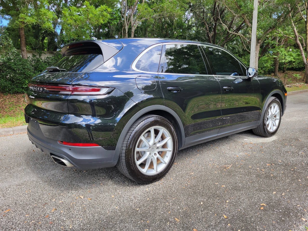 Used 2024 Porsche Cayenne AWD/4WD image 7