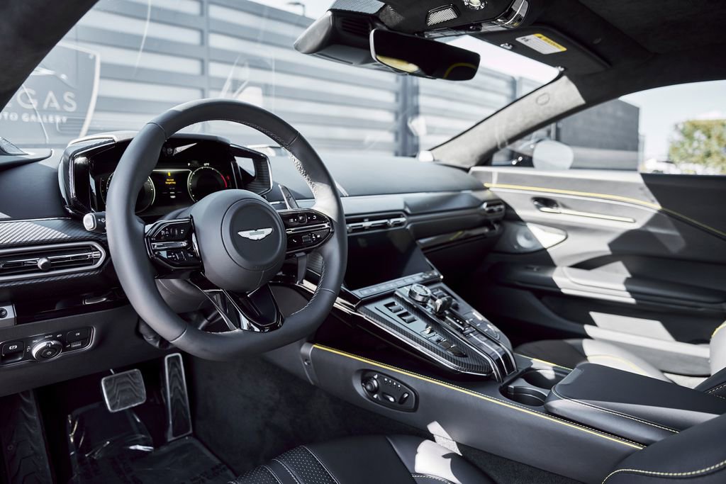 Used 2025 Aston Martin V8 Vantage Coupe image 2