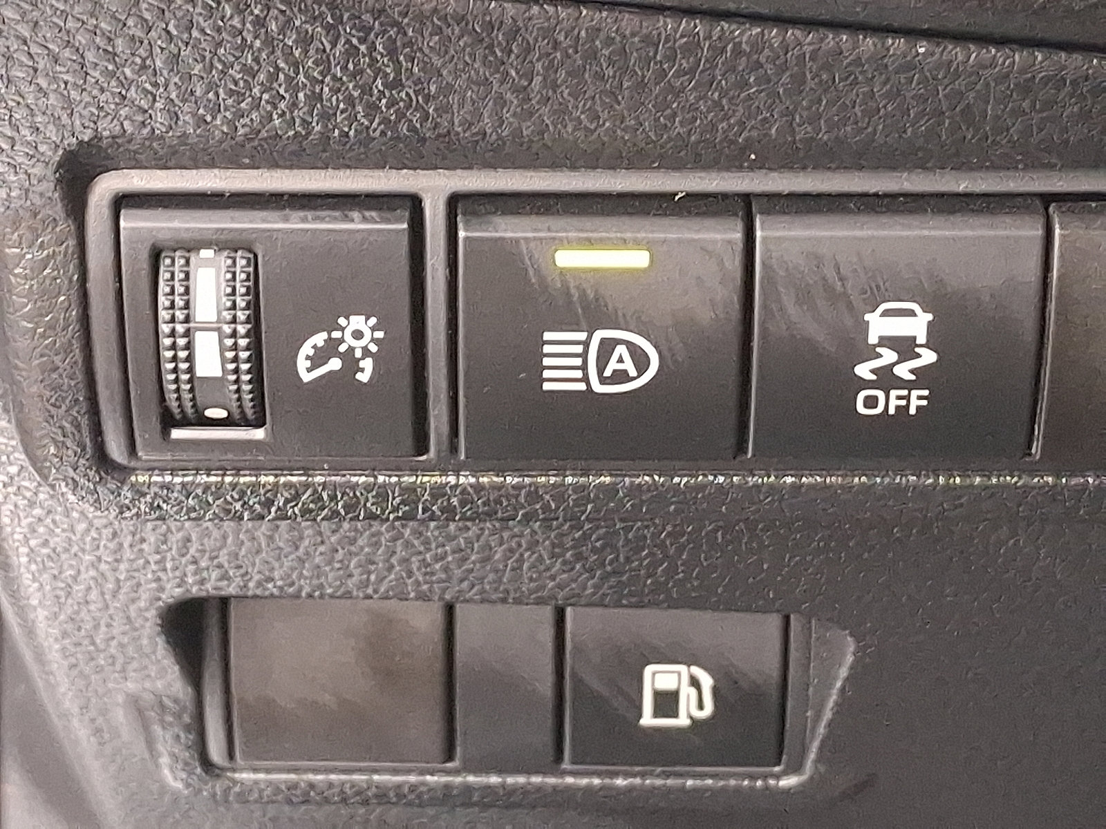 Used 2025 Toyota Corolla Cross AWD Hybrid image 25