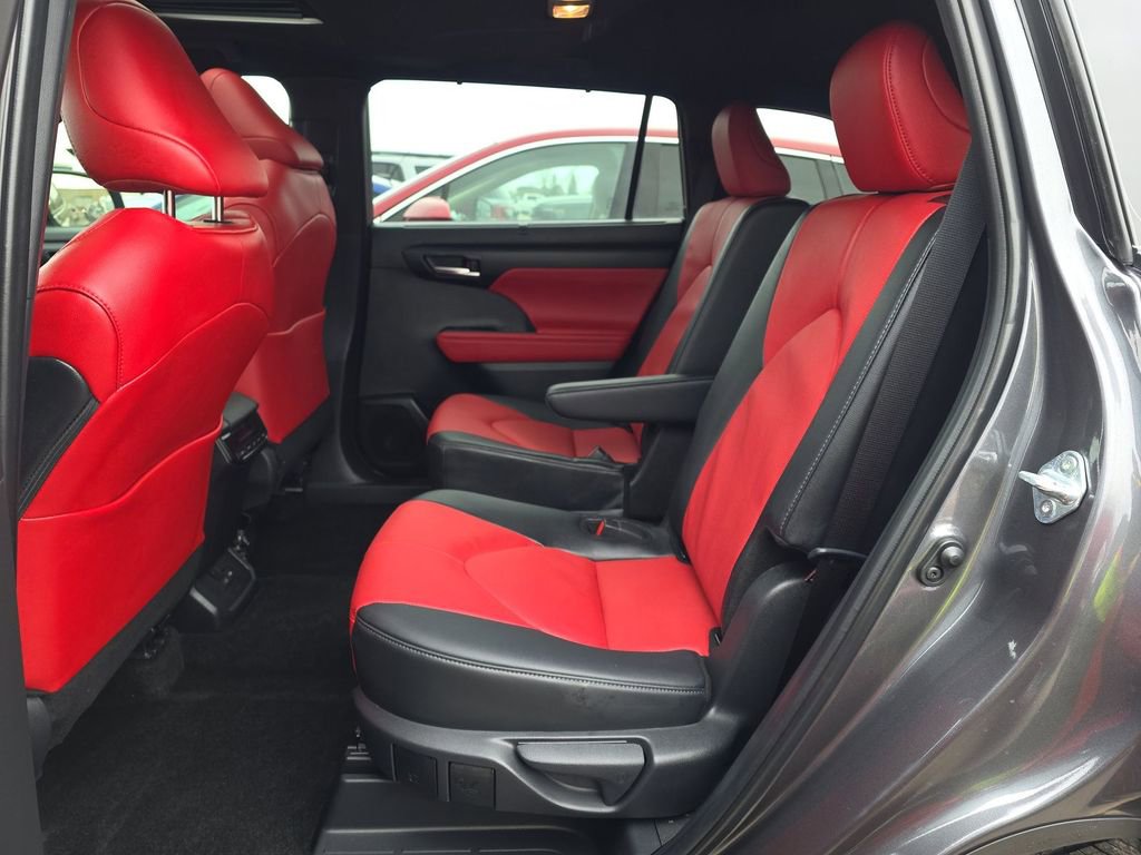 Used 2025 Toyota Highlander Limited image 4