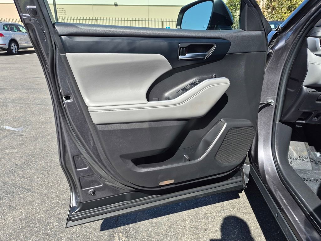 Used 2022 Toyota Highlander XLE image 11