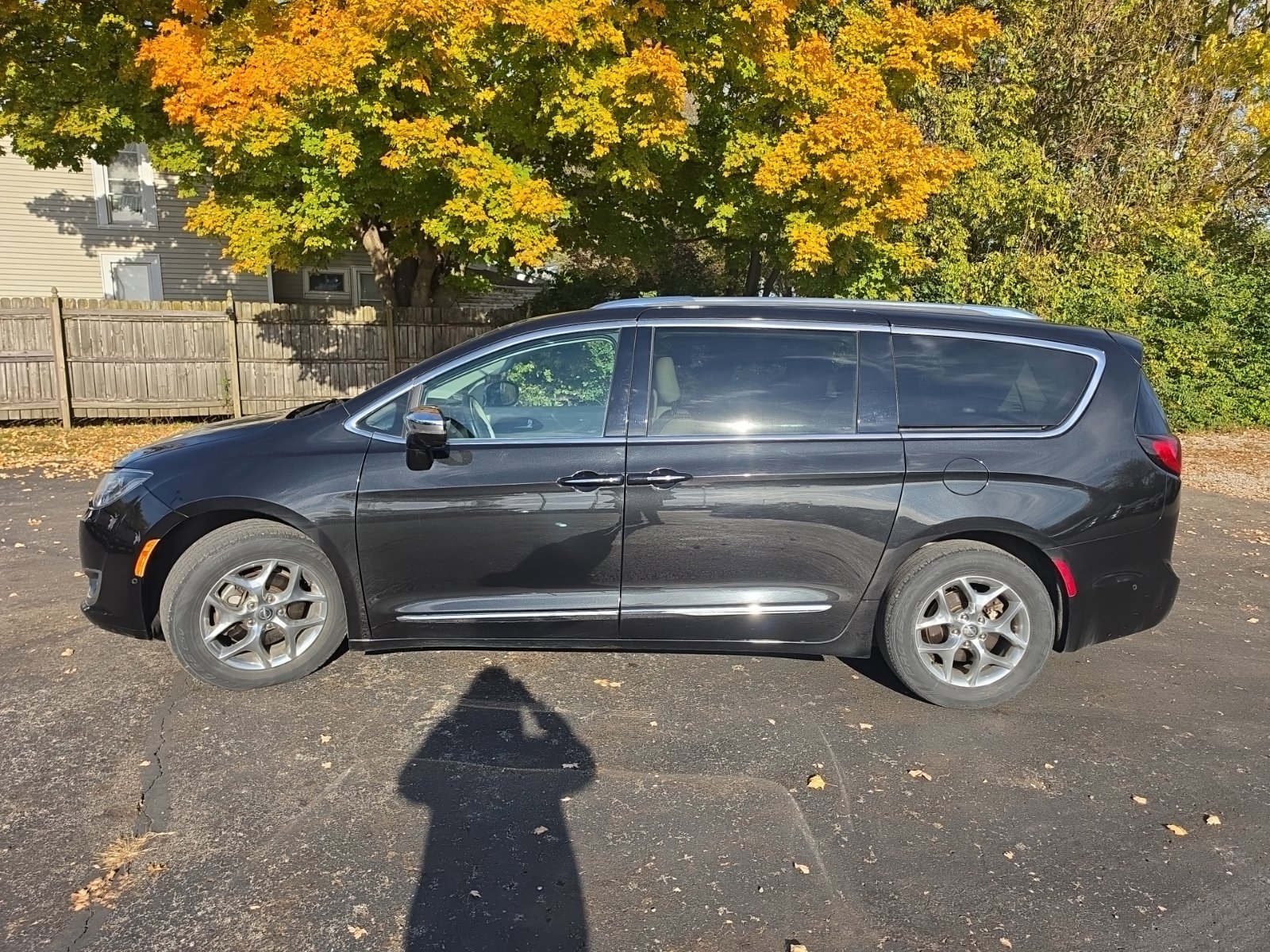 Used 2019 Chrysler Pacifica Limited w/ Advanced Safetytec Group FWD image 2