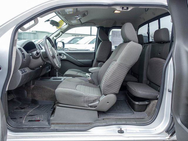 Used 2014 Nissan Frontier SV image 4