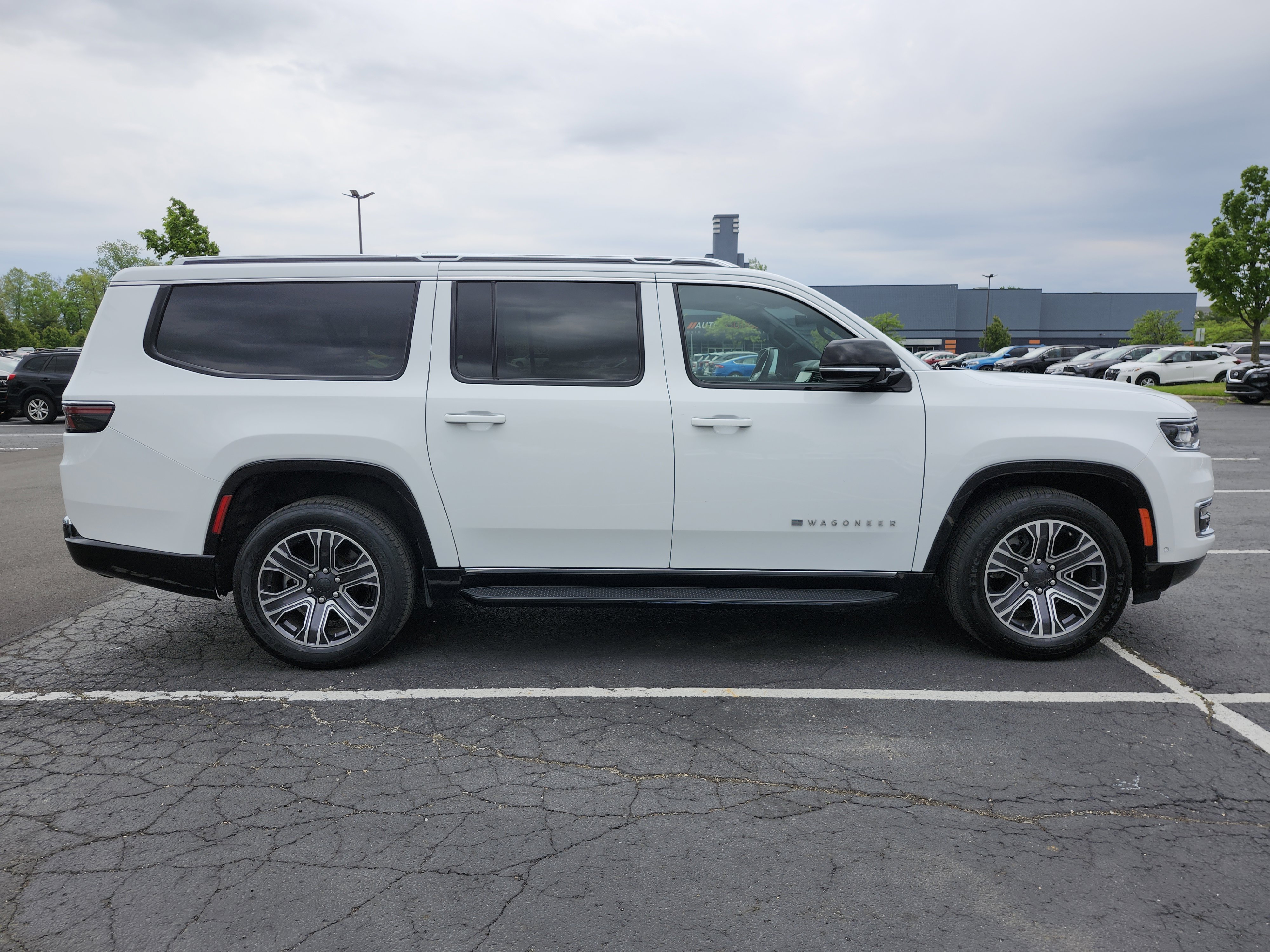 Used 2024 Jeep Wagoneer L Series II RWD image 20