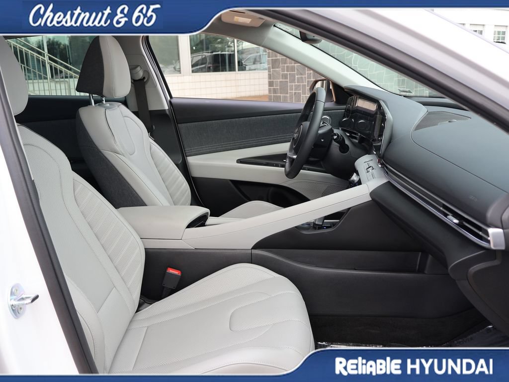 Certified 2025 Hyundai Elantra Limited FWD image 9