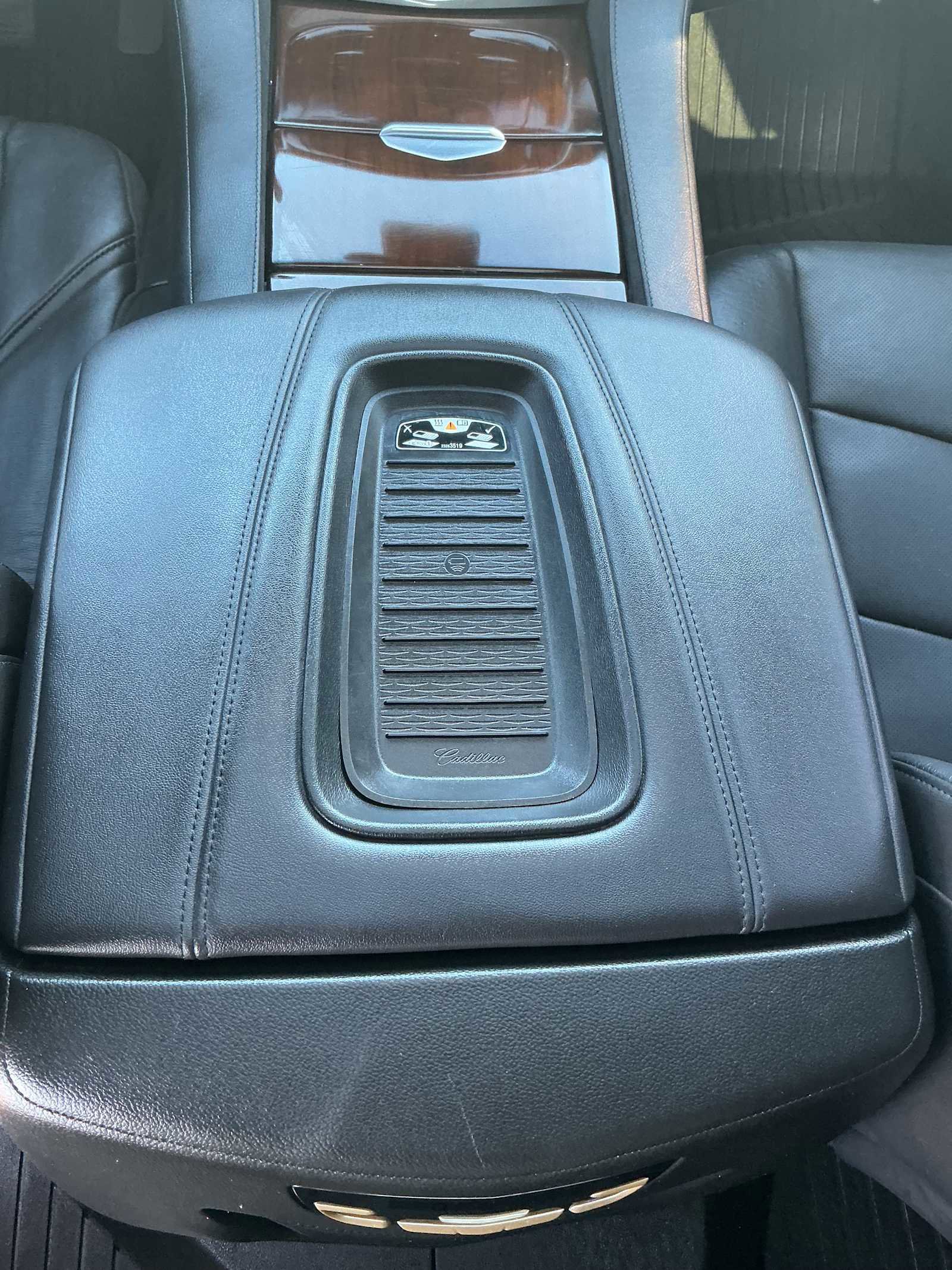 Used 2020 Cadillac Escalade Premium Luxury AWD/4WD image 17