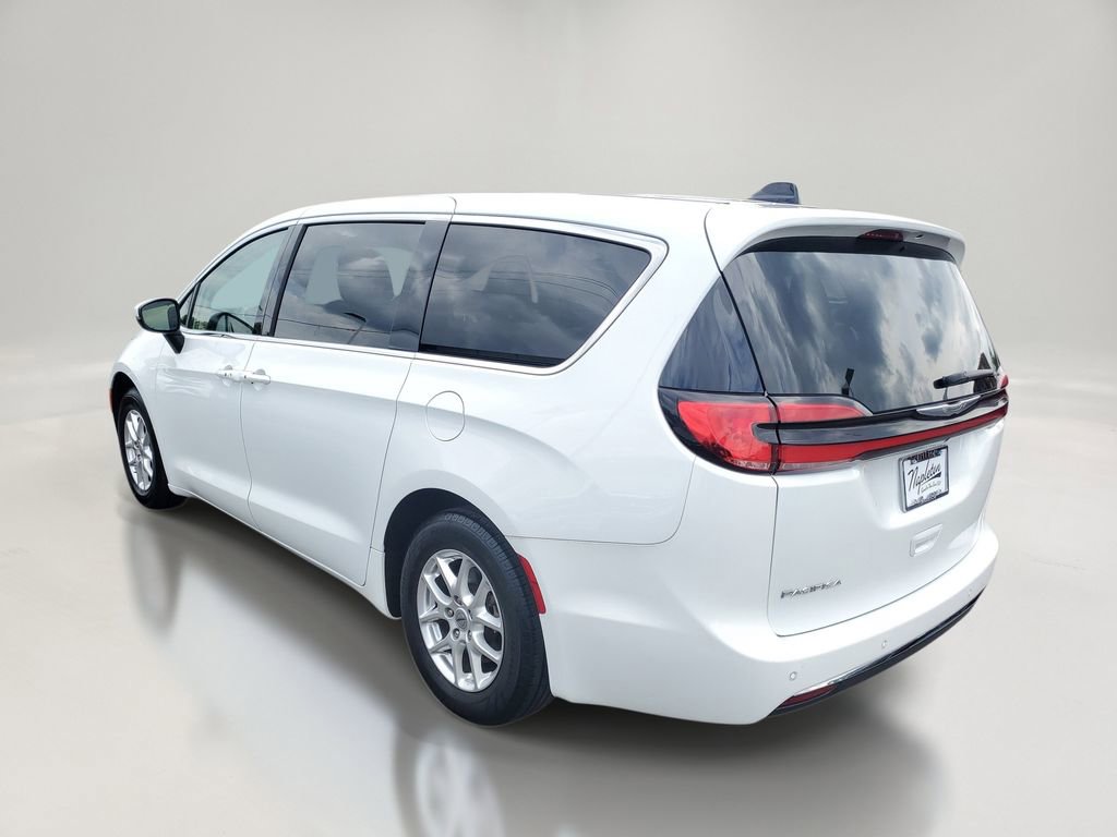 Used 2023 Chrysler Pacifica Touring-L FWD image 4