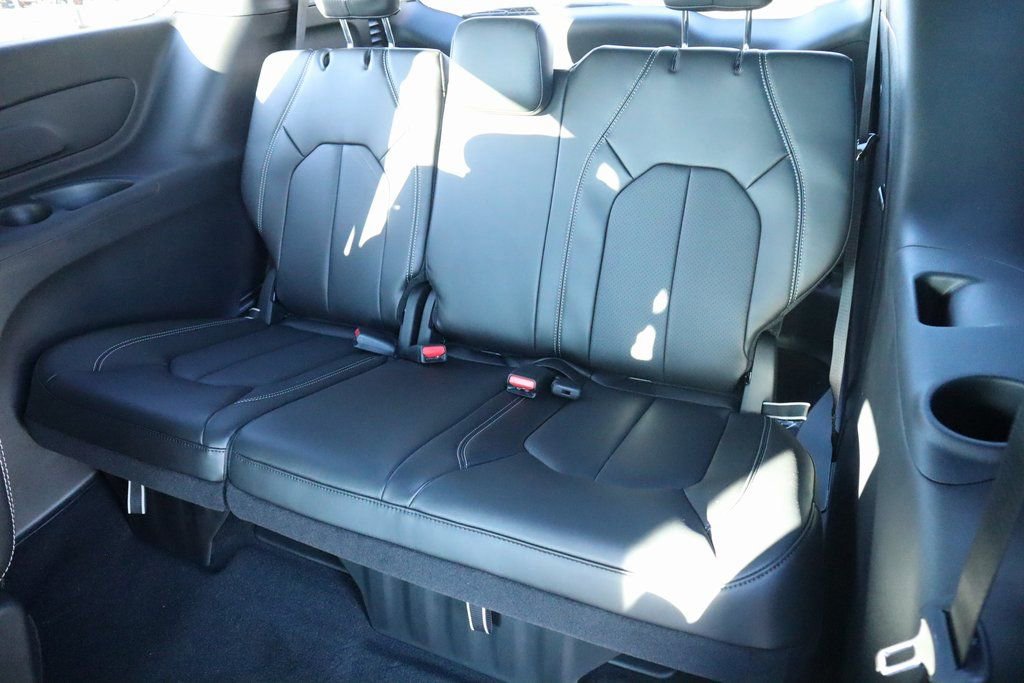 New 2026 Chrysler Pacifica Select FWD image 3