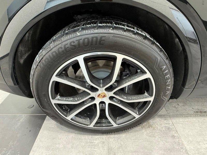 Certified 2025 Porsche Cayenne AWD/4WD image 8