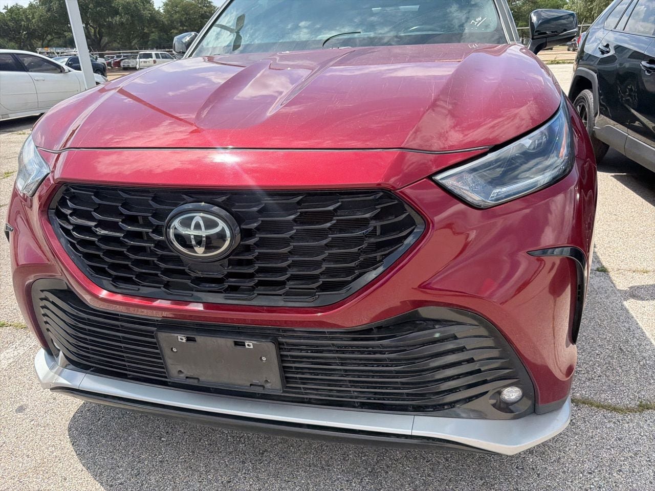 Used 2023 Toyota Highlander XSE FWD image 2