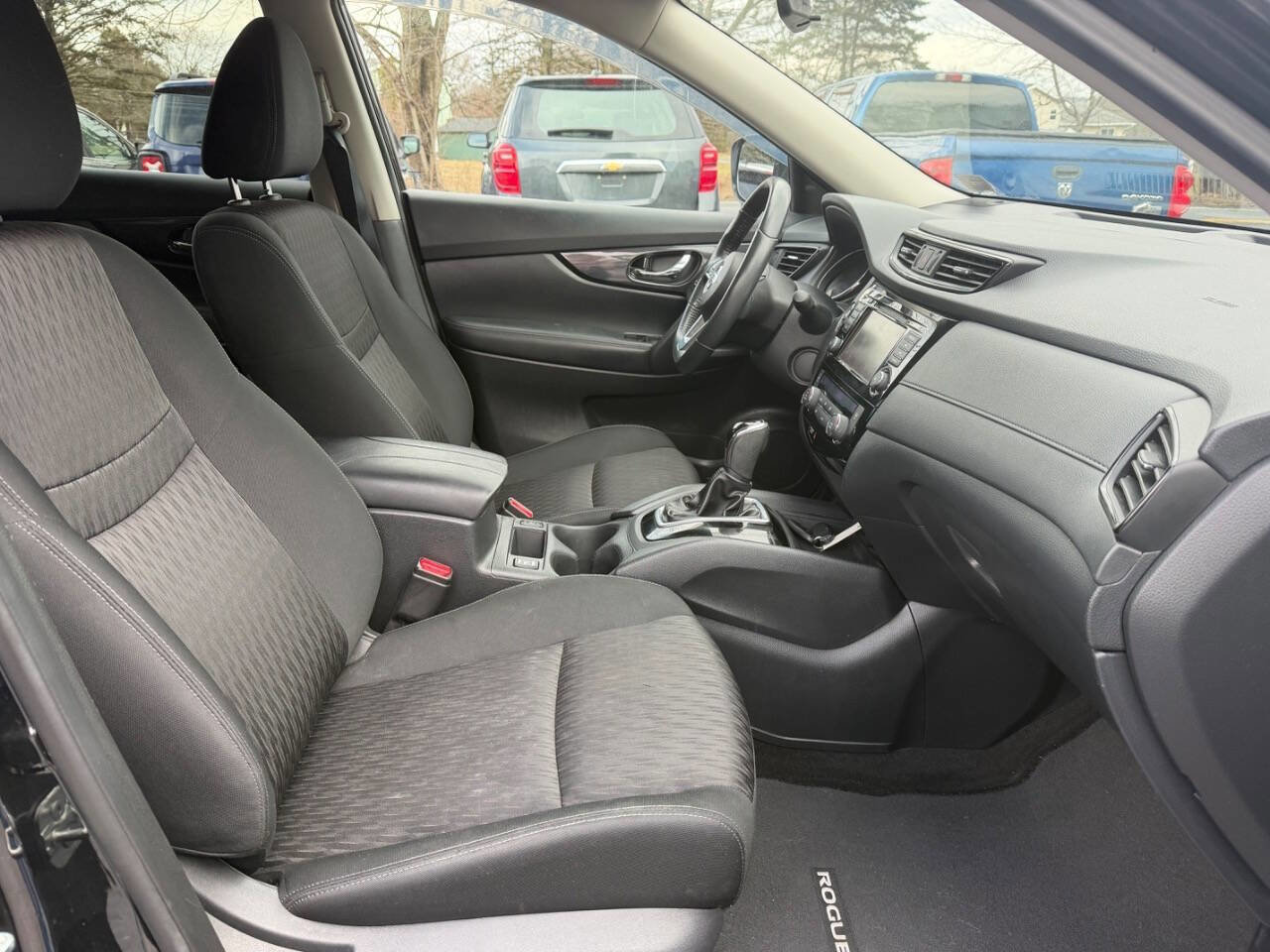 Used 2018 Nissan Rogue SV w/ Premium Package image 19