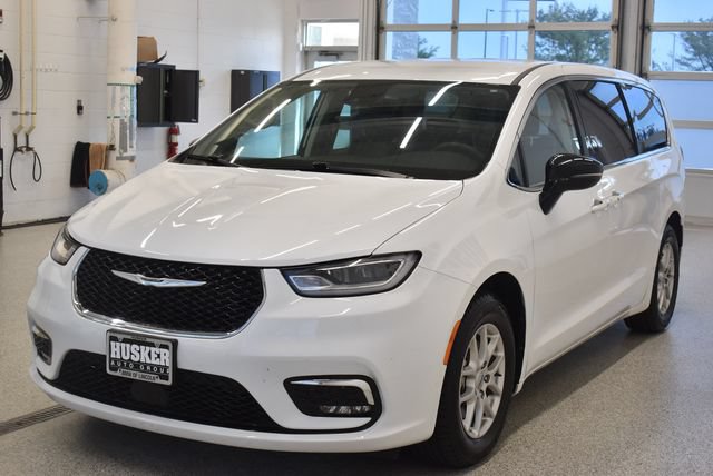 Used 2024 Chrysler Pacifica Touring-L FWD image 9