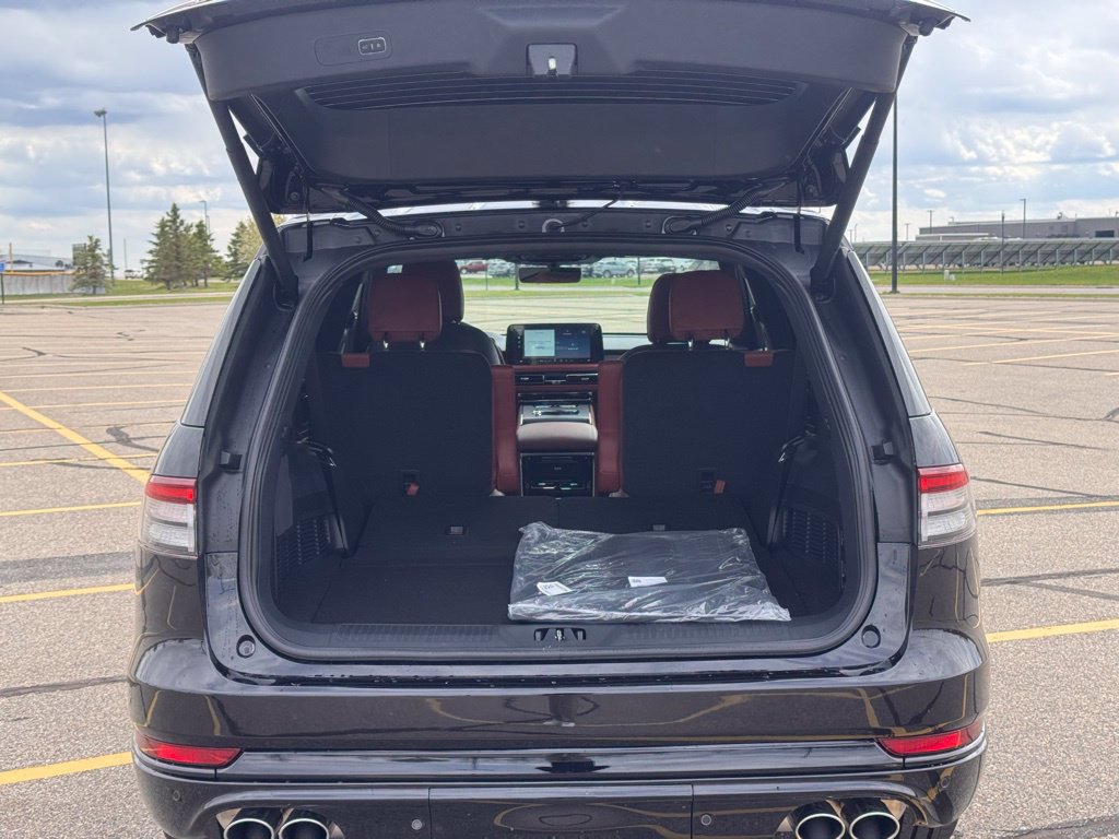 New 2026 Lincoln Aviator Reserve w/ Jet Appearance Package AWD/4WD image 35