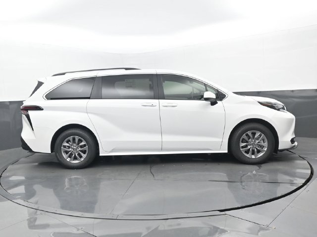 New 2026 Toyota Sienna LE FWD image 2