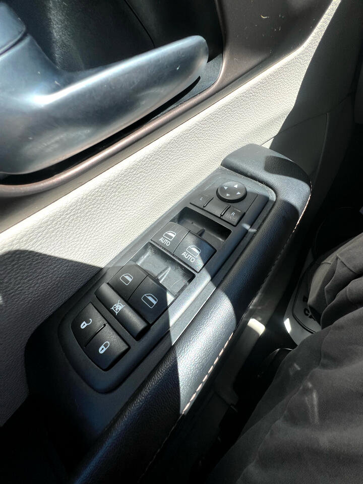 Used 2017 Chrysler Pacifica Touring w/ Tire & Wheel Group image 22