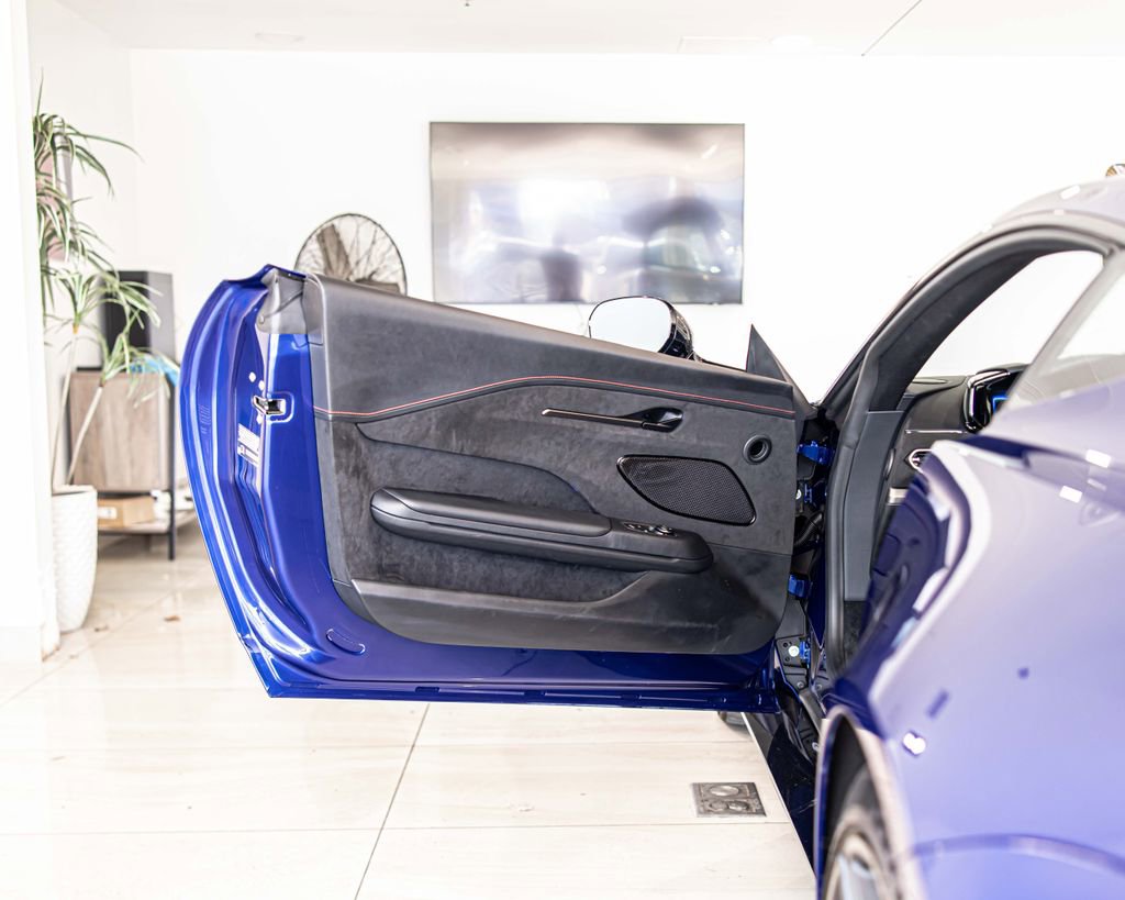 Used 2025 Aston Martin V8 Vantage Coupe image 27