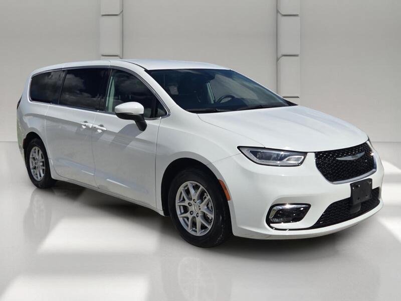 Used 2023 Chrysler Pacifica Touring-L FWD image 7