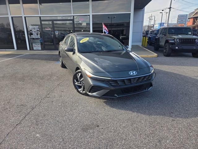 Used 2025 Hyundai Elantra Sport image 2