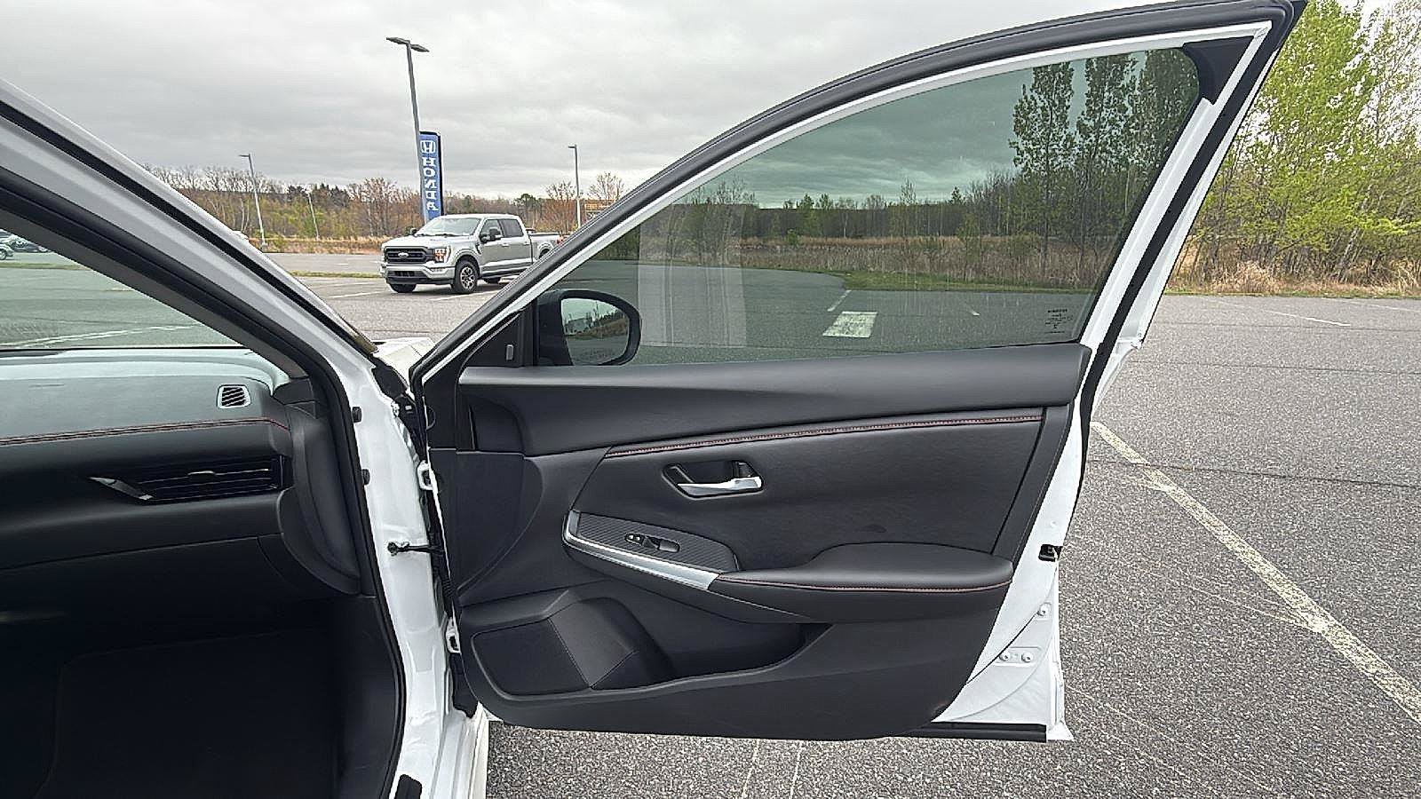 Used 2025 Nissan Sentra SR FWD image 16