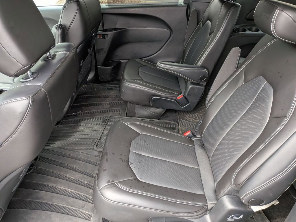 Used 2023 Chrysler Pacifica Touring-L w/ S Appearance Package image 16