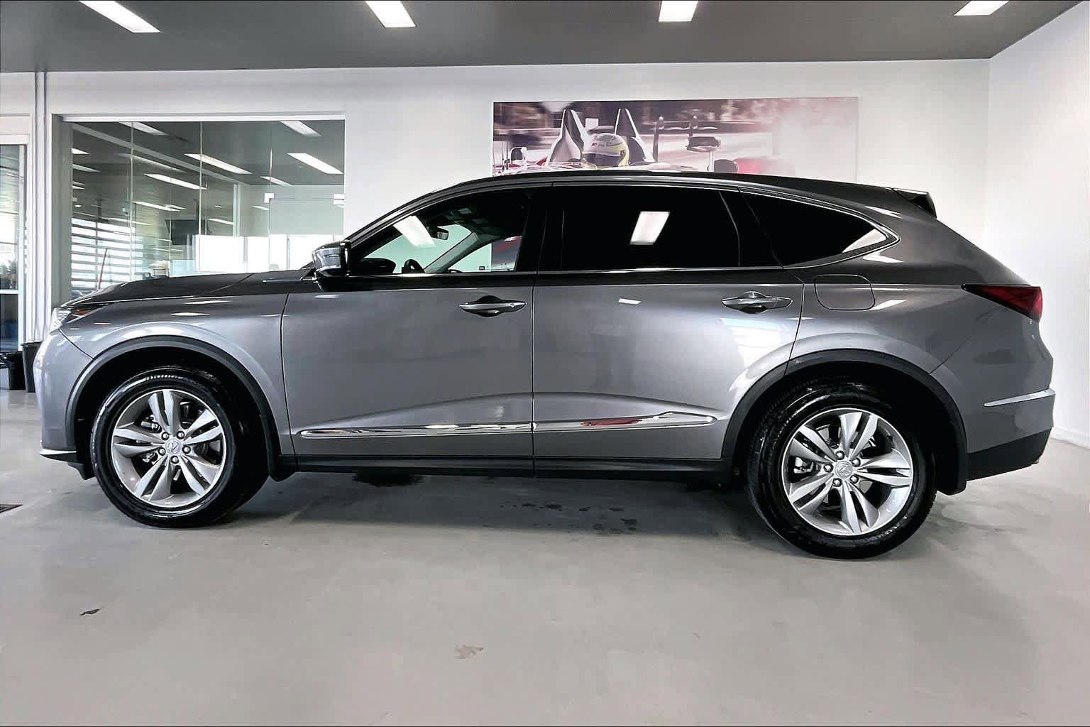Used 2025 Acura MDX SH-AWD image 3