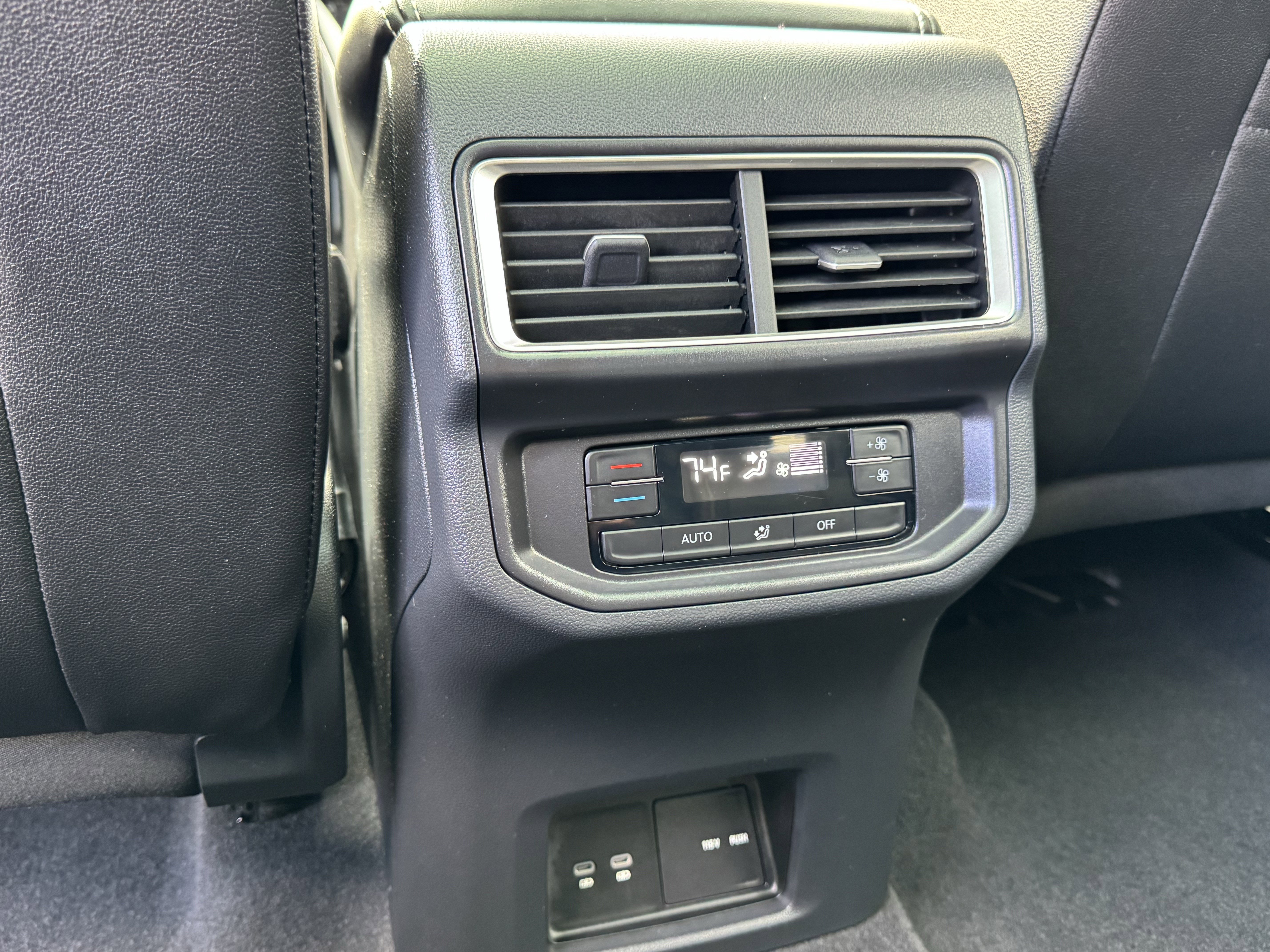 Used 2025 Volkswagen Atlas SE image 34