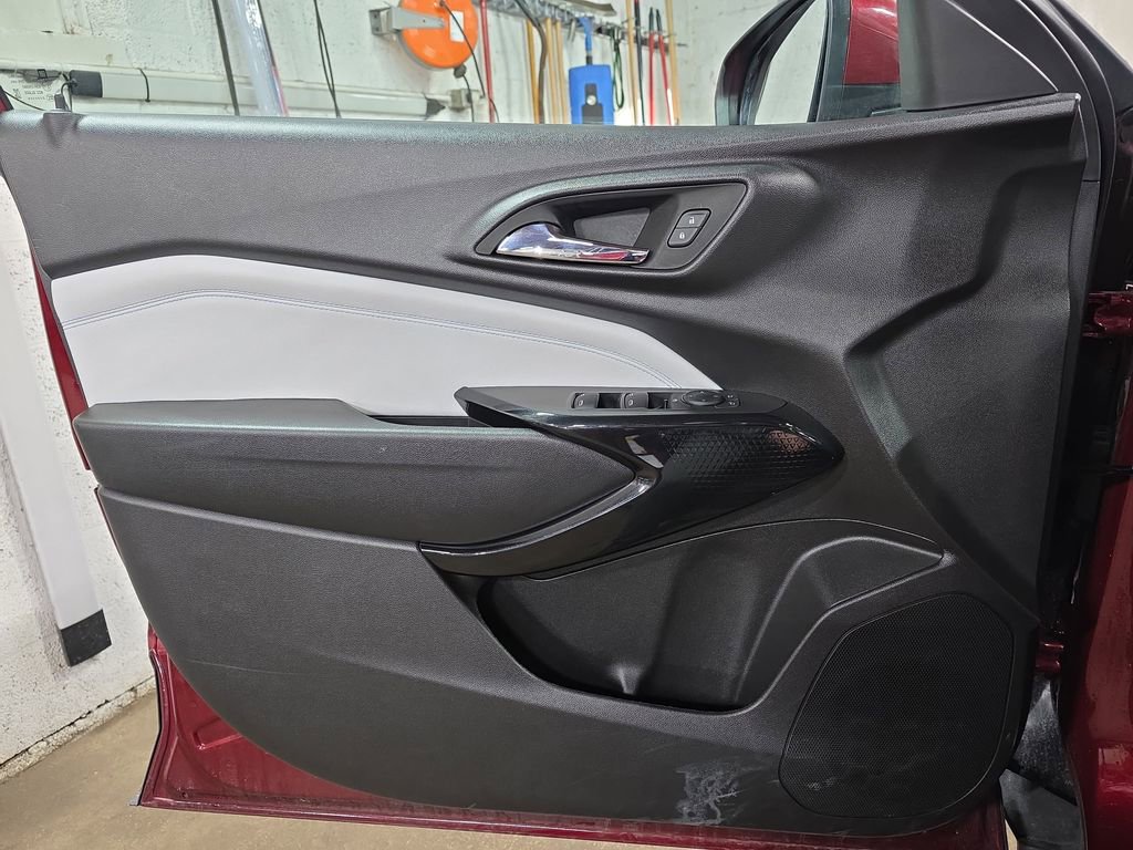 Used 2025 Chevrolet Trax LT w/ LT Convenience Package image 25