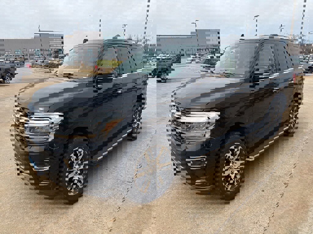 Used 2023 Ford Expedition Limited image 2