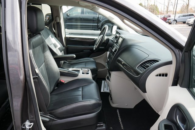 Used 2015 Chrysler Town & Country Touring image 30